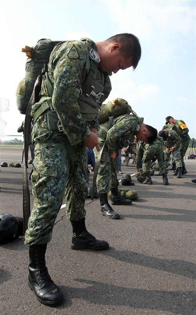 傘兵學員穿傘教官檢查傘。（記者邱榮吉/屏東拍攝）