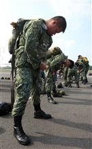 傘兵學員穿傘教官檢查傘。（記者邱榮吉/屏東拍攝）