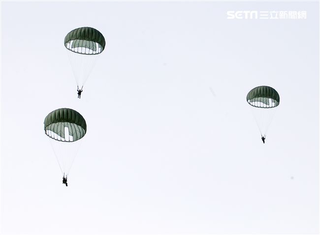 看朵朵的白雲飄盪在美麗的天空。（記者邱榮吉/屏東拍攝）