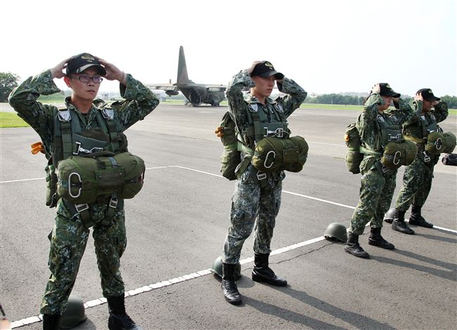 傘兵學員穿傘教官檢查傘。（記者邱榮吉/屏東拍攝）