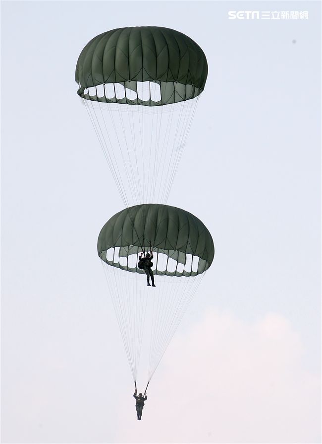 看朵朵的白雲飄盪在美麗的天空。（記者邱榮吉/屏東拍攝）