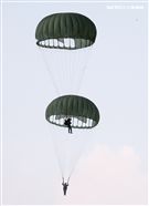 看朵朵的白雲飄盪在美麗的天空。（記者邱榮吉/屏東拍攝）