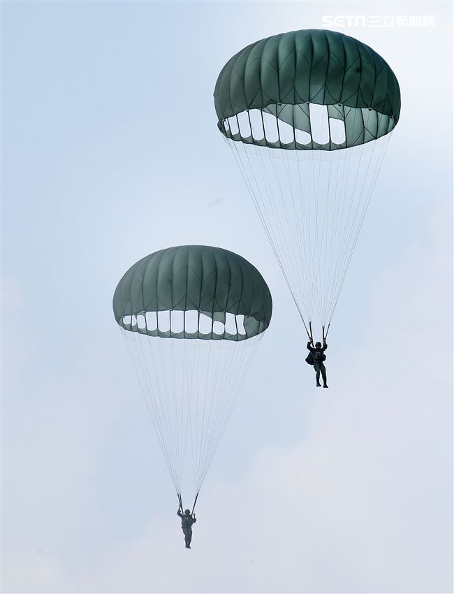 看朵朵的白雲飄盪在美麗的天空。（記者邱榮吉/屏東拍攝）
