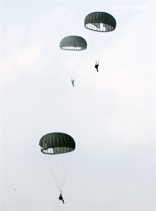 看朵朵的白雲飄盪在美麗的天空。（記者邱榮吉/屏東拍攝）