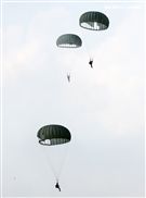 看朵朵的白雲飄盪在美麗的天空。（記者邱榮吉/屏東拍攝）