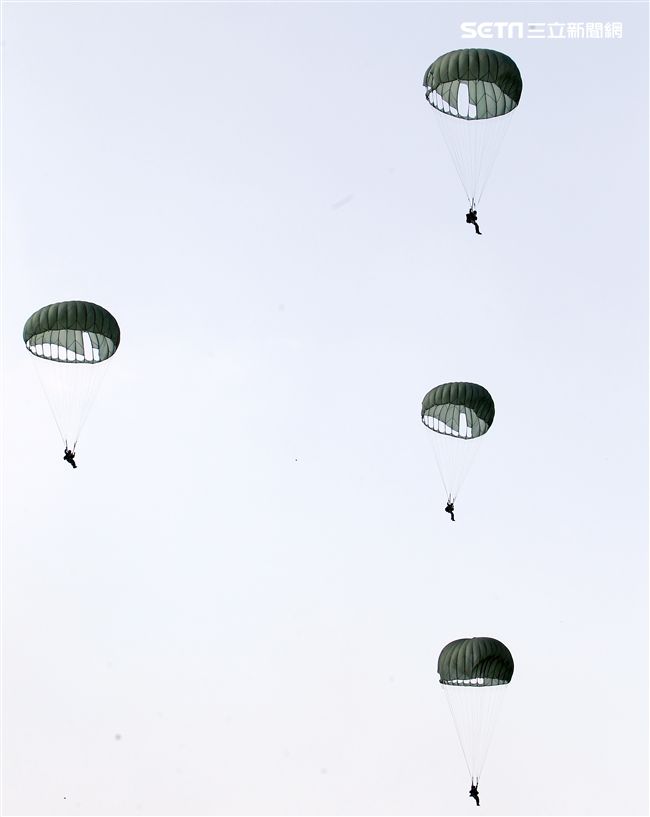 看朵朵的白雲飄盪在美麗的天空。（記者邱榮吉/屏東拍攝）