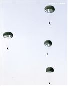 看朵朵的白雲飄盪在美麗的天空。（記者邱榮吉/屏東拍攝）