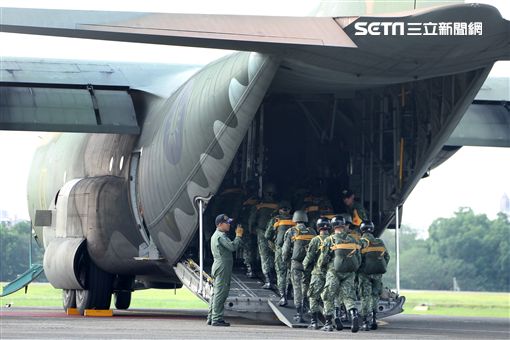 傘兵學員揹著降落傘整齊劃一步伐登機。（記者邱榮吉/屏東拍攝）