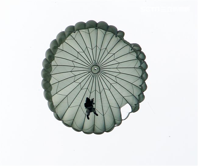 看朵朵的白雲飄盪在美麗的天空。（記者邱榮吉/屏東拍攝）