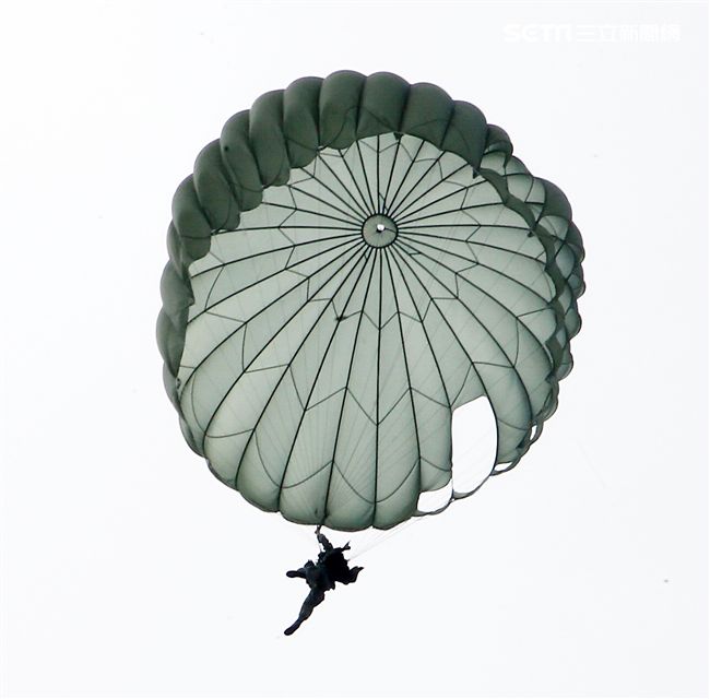 看朵朵的白雲飄盪在美麗的天空。（記者邱榮吉/屏東拍攝）