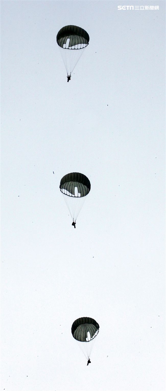 看朵朵的白雲飄盪在美麗的天空。（記者邱榮吉/屏東拍攝）