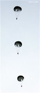 看朵朵的白雲飄盪在美麗的天空。（記者邱榮吉/屏東拍攝）