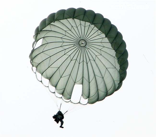 看朵朵的白雲飄盪在美麗的天空。（記者邱榮吉/屏東拍攝）