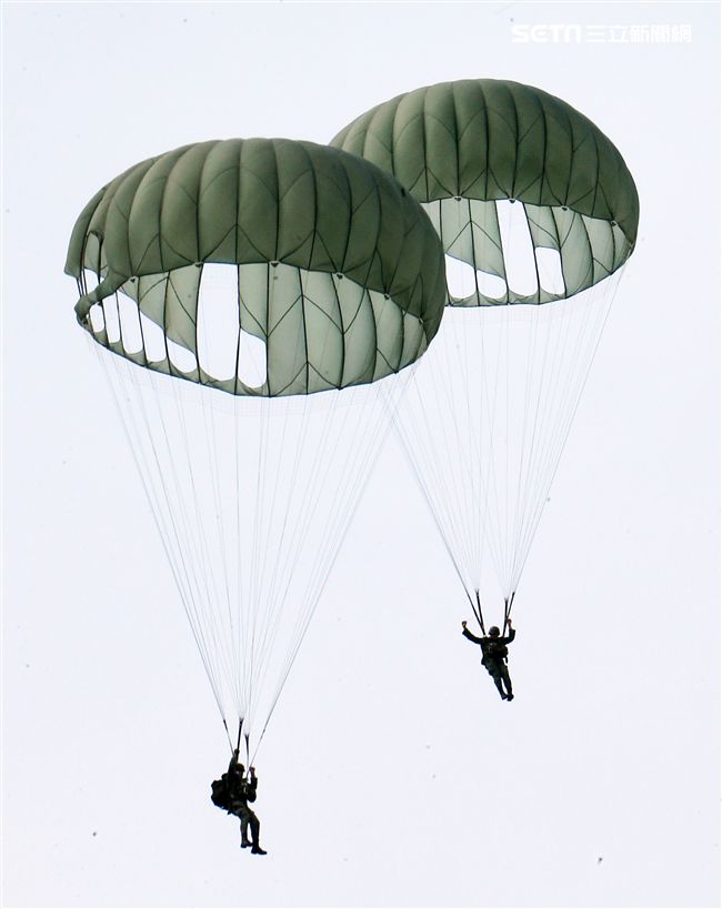 看朵朵的白雲飄盪在美麗的天空。（記者邱榮吉/屏東拍攝）