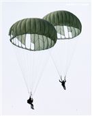 看朵朵的白雲飄盪在美麗的天空。（記者邱榮吉/屏東拍攝）