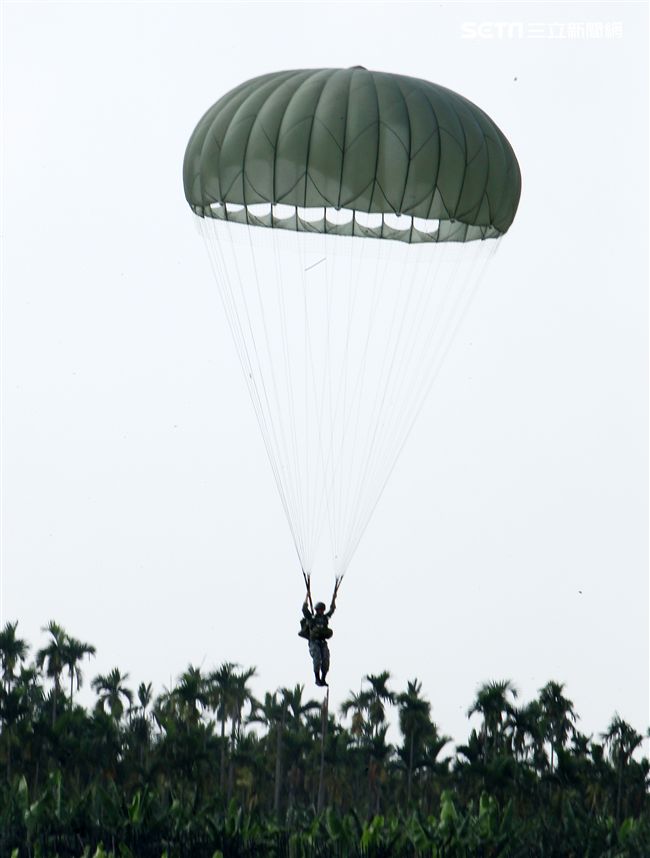 看朵朵的白雲飄盪在美麗的天空。（記者邱榮吉/屏東拍攝）