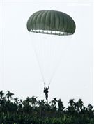看朵朵的白雲飄盪在美麗的天空。（記者邱榮吉/屏東拍攝）