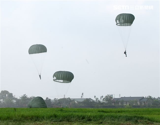 看朵朵的白雲飄盪在美麗的天空。（記者邱榮吉/屏東拍攝）