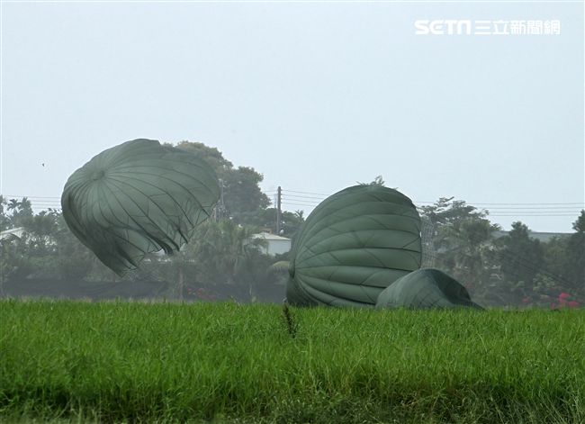 傘兵學員安全五點著陸。（記者邱榮吉/屏東拍攝）