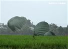 傘兵學員安全五點著陸。（記者邱榮吉/屏東拍攝）