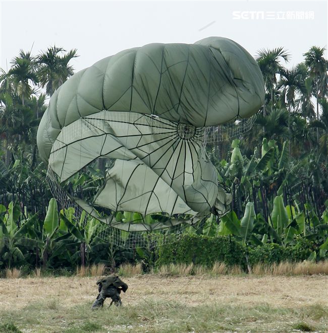 傘兵學員安全五點著陸。（記者邱榮吉/屏東拍攝）