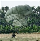 傘兵學員安全五點著陸。（記者邱榮吉/屏東拍攝）