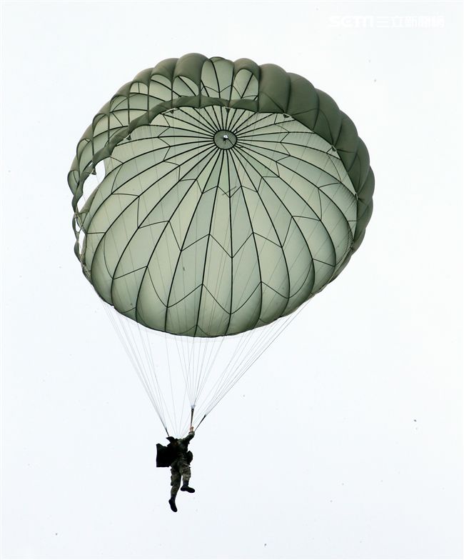 看朵朵的白雲飄盪在美麗的天空。（記者邱榮吉/屏東拍攝）