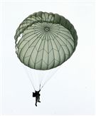 看朵朵的白雲飄盪在美麗的天空。（記者邱榮吉/屏東拍攝）