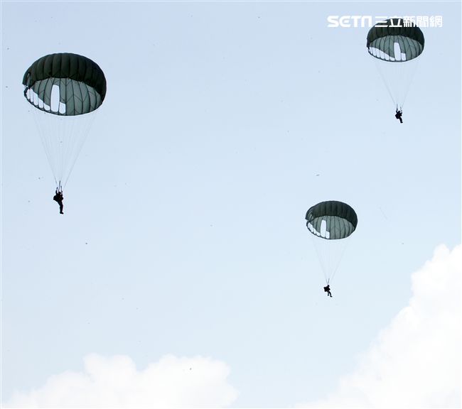 看朵朵的白雲飄盪在美麗的天空。（記者邱榮吉/屏東拍攝）