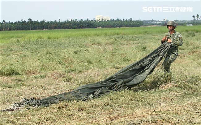 傘兵跳傘著陸後必須自己收傘放入傘袋。（記者邱榮吉/屏東拍攝）