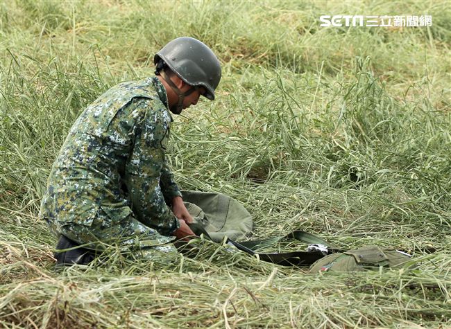 傘兵跳傘著陸後必須自己收傘放入傘袋。（記者邱榮吉/屏東拍攝）