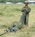 傘兵跳傘著陸後必須自己收傘放入傘袋。（記者邱榮吉/屏東拍攝）