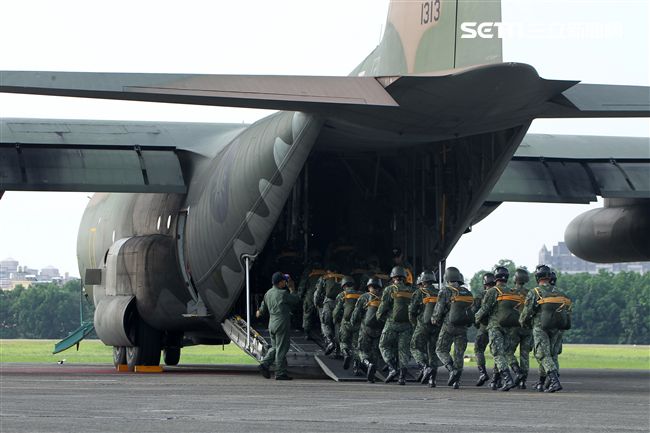 傘兵學員揹著降落傘整齊劃一步伐登機。（記者邱榮吉/屏東拍攝）