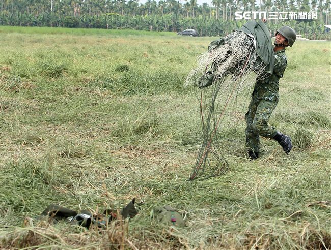 傘兵跳傘著陸後必須自己收傘放入傘袋。（記者邱榮吉/屏東拍攝）