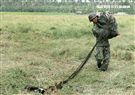 傘兵跳傘著陸後必須自己收傘放入傘袋。（記者邱榮吉/屏東拍攝）