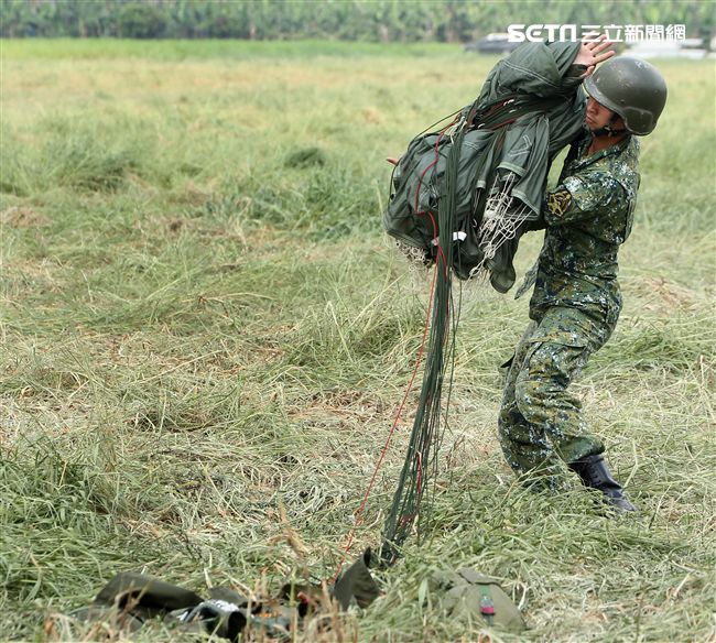 傘兵跳傘著陸後必須自己收傘放入傘袋。（記者邱榮吉/屏東拍攝）