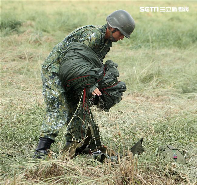傘兵跳傘著陸後必須自己收傘放入傘袋。（記者邱榮吉/屏東拍攝）