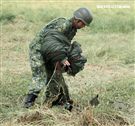 傘兵跳傘著陸後必須自己收傘放入傘袋。（記者邱榮吉/屏東拍攝）