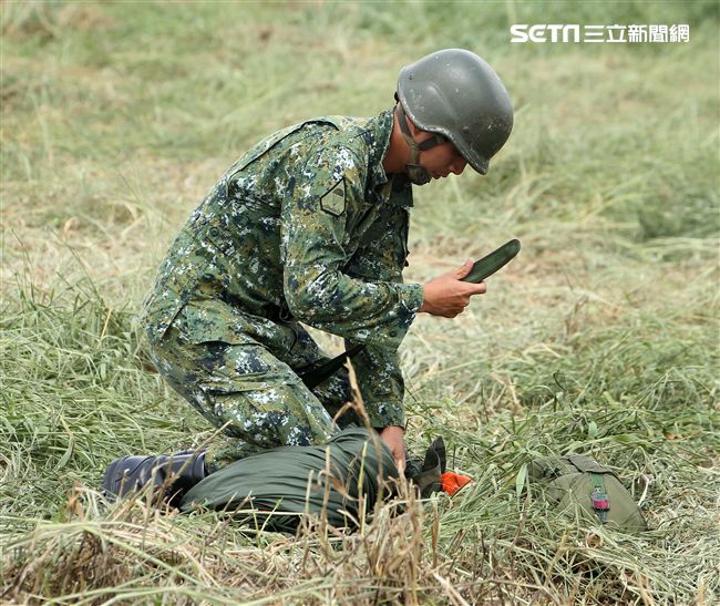 傘兵跳傘著陸後必須自己收傘放入傘袋。（記者邱榮吉/屏東拍攝）