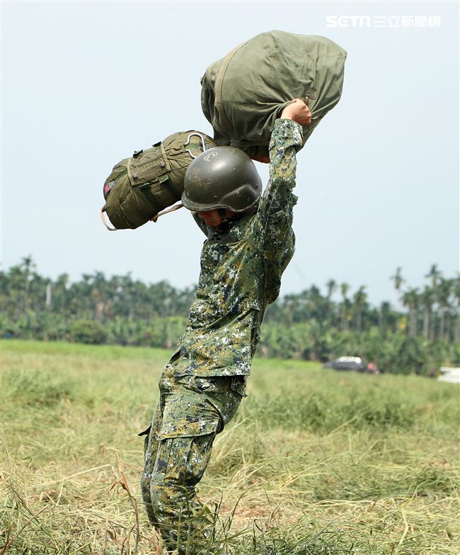 傘兵跳傘著陸後必須自己收傘放入傘袋。（記者邱榮吉/屏東拍攝）
