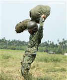 傘兵跳傘著陸後必須自己收傘放入傘袋。（記者邱榮吉/屏東拍攝）