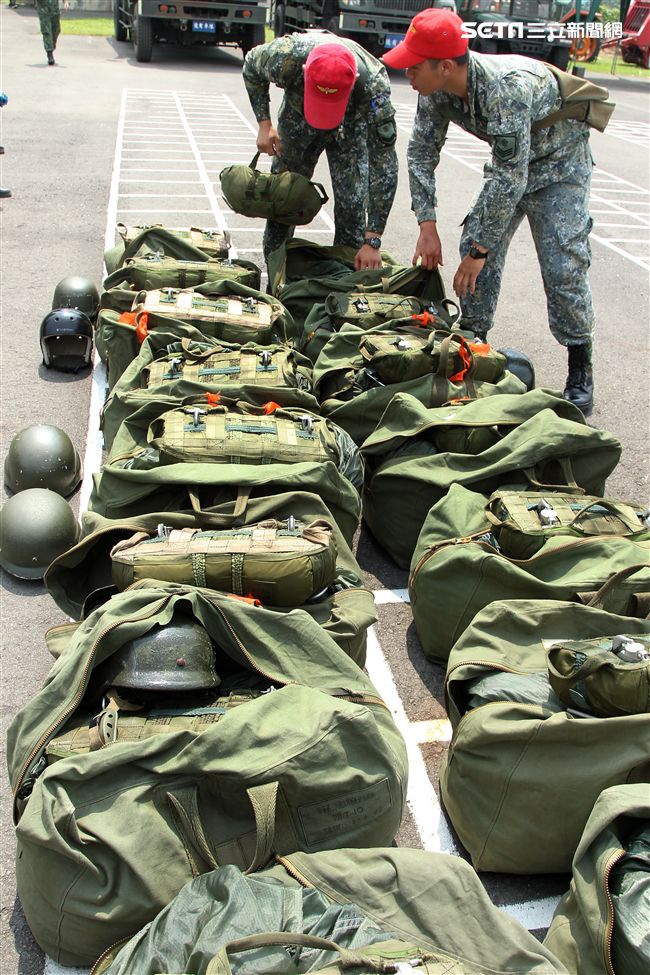 保傘連弟兄檢查傘兵學員跳完的傘具。（記者邱榮吉/屏東拍攝）