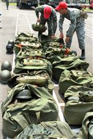 保傘連弟兄檢查傘兵學員跳完的傘具。（記者邱榮吉/屏東拍攝）