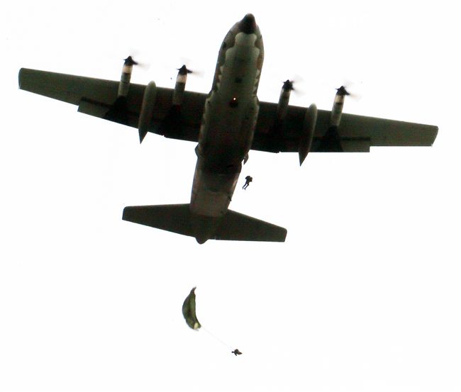 傘兵從1300英呎高空跳出。（記者邱榮吉/屏東拍攝）