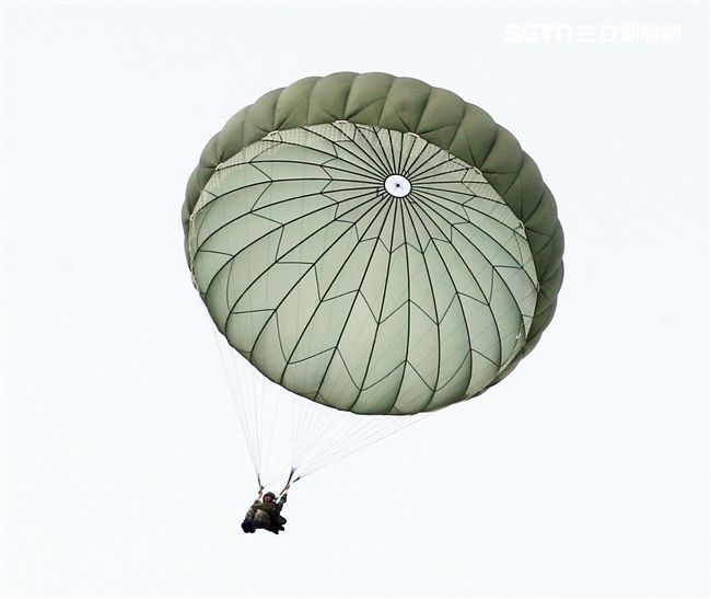 傘兵從1300英呎高空跳出。（記者邱榮吉/屏東拍攝）