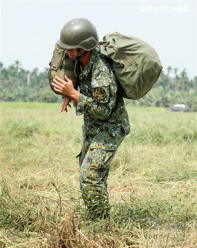 傘兵跳傘著陸後必須自己收傘放入傘袋。（記者邱榮吉/屏東拍攝）