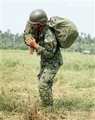 傘兵跳傘著陸後必須自己收傘放入傘袋。（記者邱榮吉/屏東拍攝）