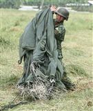 傘兵跳傘著陸後必須自己收傘放入傘袋。（記者邱榮吉/屏東拍攝）