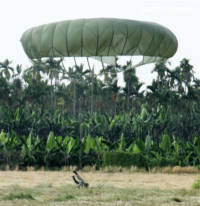 傘兵學員安全五點著陸。（記者邱榮吉/屏東拍攝）