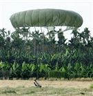 傘兵學員安全五點著陸。（記者邱榮吉/屏東拍攝）